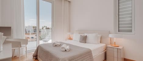 5 bedrooms, cribs/infant beds, bed sheets