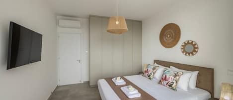 3 bedrooms, cribs/infant beds, bed sheets