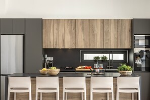 Microwave, dishwasher, coffee/tea maker, cookware/dishes/utensils - Protaras Aqua Pearl Villa 3 (Paralimni)