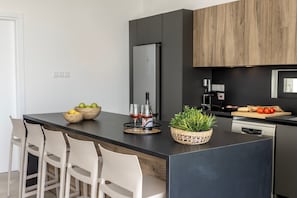 電子レンジ、食器洗い機、コーヒー / ティーメーカー、調理器具と食器