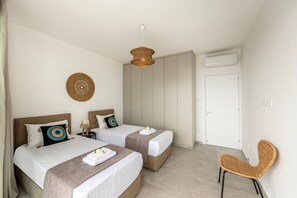 3 室のベッドルーム、ベビーベッド、ベッドシーツ