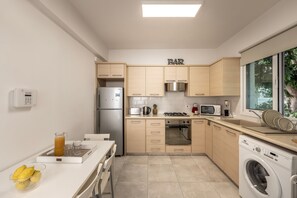 Microwave, coffee/tea maker, cookware/dishes/utensils - Protaras El Sol Villa (Paralimni)