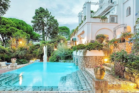 Pool. CAPRI VILLA PARADISO