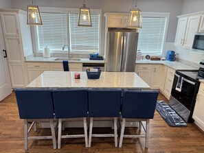 Mikrobølgeovn, ovn, kokeplater og oppvaskmaskin