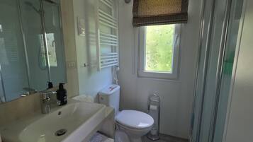 Dusche, Haartrockner, HandtĂŒcher, Seife