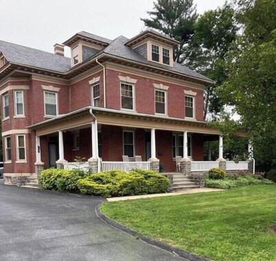 Historic Main Street Getaway