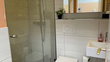 Douche, sèche-cheveux, serviettes fournies, papier toilette