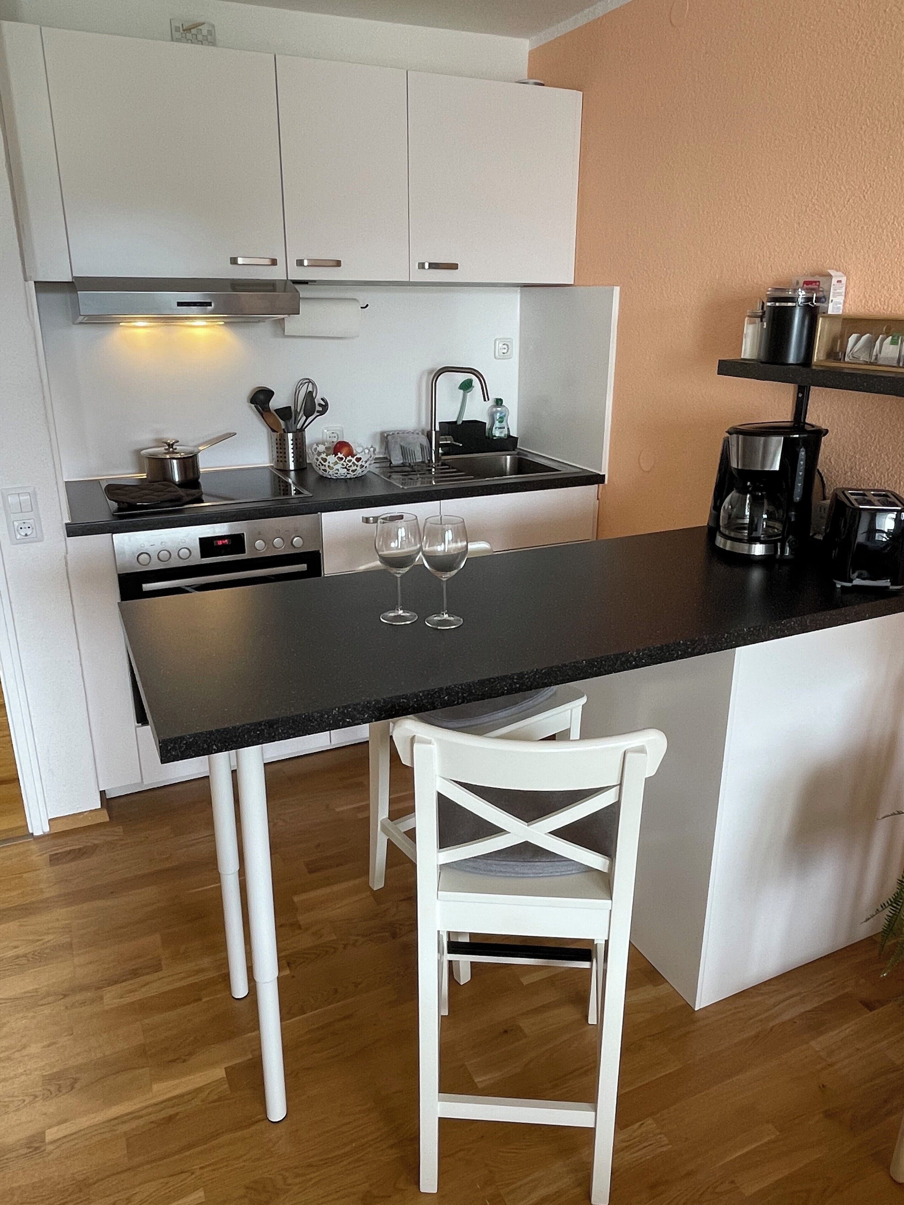 Réfrigérateur, un four, surface de cuisson, cafetière-théière