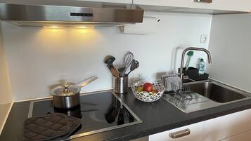 Kühlschrank, Ofen, Herdplatte, Wasserkocher mit Kaffee-/Teezubehör