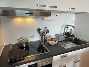 Een koelkast, een oven, een kookplaat, een koffiezetapparaat/waterkoker