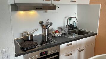 Geladeira, fogão, cooktop, cafeteira/chaleira