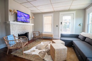 TV connectée, livres, espaces bureaux