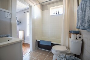 Douche, sèche-cheveux, serviettes fournies