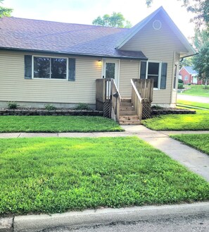 Exterior - 3-bedroom house in marvelous Estherville with AC, WiFi. Enjoy your stay (Estherville)