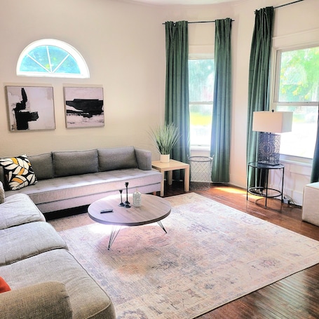 Smart TV. 3-bedroom house in marvelous Estherville with AC, WiFi. Enjoy your stay