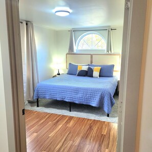 3 habitaciones, tabla de planchar con plancha, wifi y ropa de cama