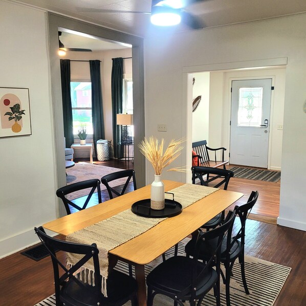 Dining - 3-bedroom house in marvelous Estherville with AC, WiFi. Enjoy your stay (Estherville)