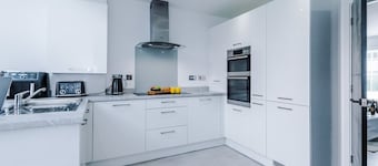 3x Bedroom House (Sleeps 6) w. Parking