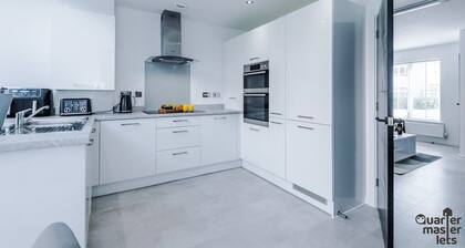 3x Bedroom House (Sleeps 6) w. Parking