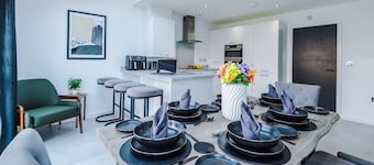 3x Bedroom House (Sleeps 6) w. Parking