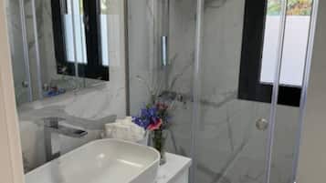 SĂšche-cheveux, serviettes fournies, savon, papier toilette