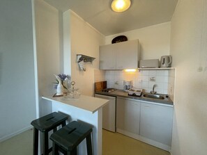 Kühlschrank, Mikrowelle, Herdplatte, Wasserkocher mit Kaffee-/Teezubehör