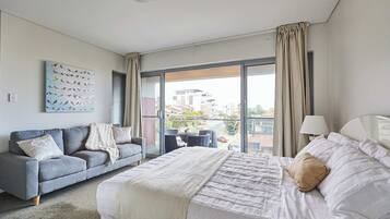 4 bedrooms, iron/ironing board, WiFi, bed sheets