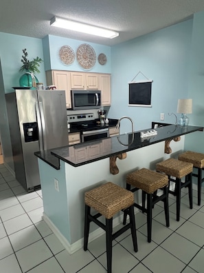 Geladeira, micro-ondas, fogão, cooktop