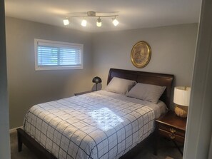 3 bedrooms, free WiFi, bed sheets - Charming 3-bedroom home, w/ Basement Covered back porch AC, WiFi (Xenia)