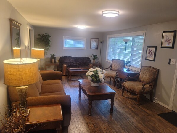 Smart TV - Charming 3-bedroom home, w/ Basement Covered back porch AC, WiFi (Xenia)