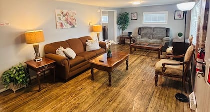 5-bedroom Xenia home, w/ Basement - Covered back porch, Fire Pit, AC, Fast Wi-Fi