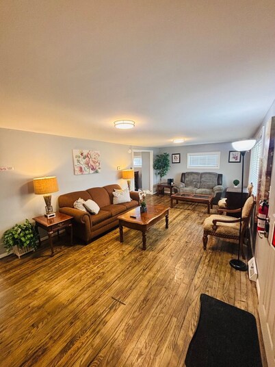 5-bedroom Xenia home, w/ Basement - Covered back porch, Fire Pit, AC, Fast Wi-Fi