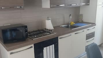 Refrigerador, microondas, horno, placa de cocina
