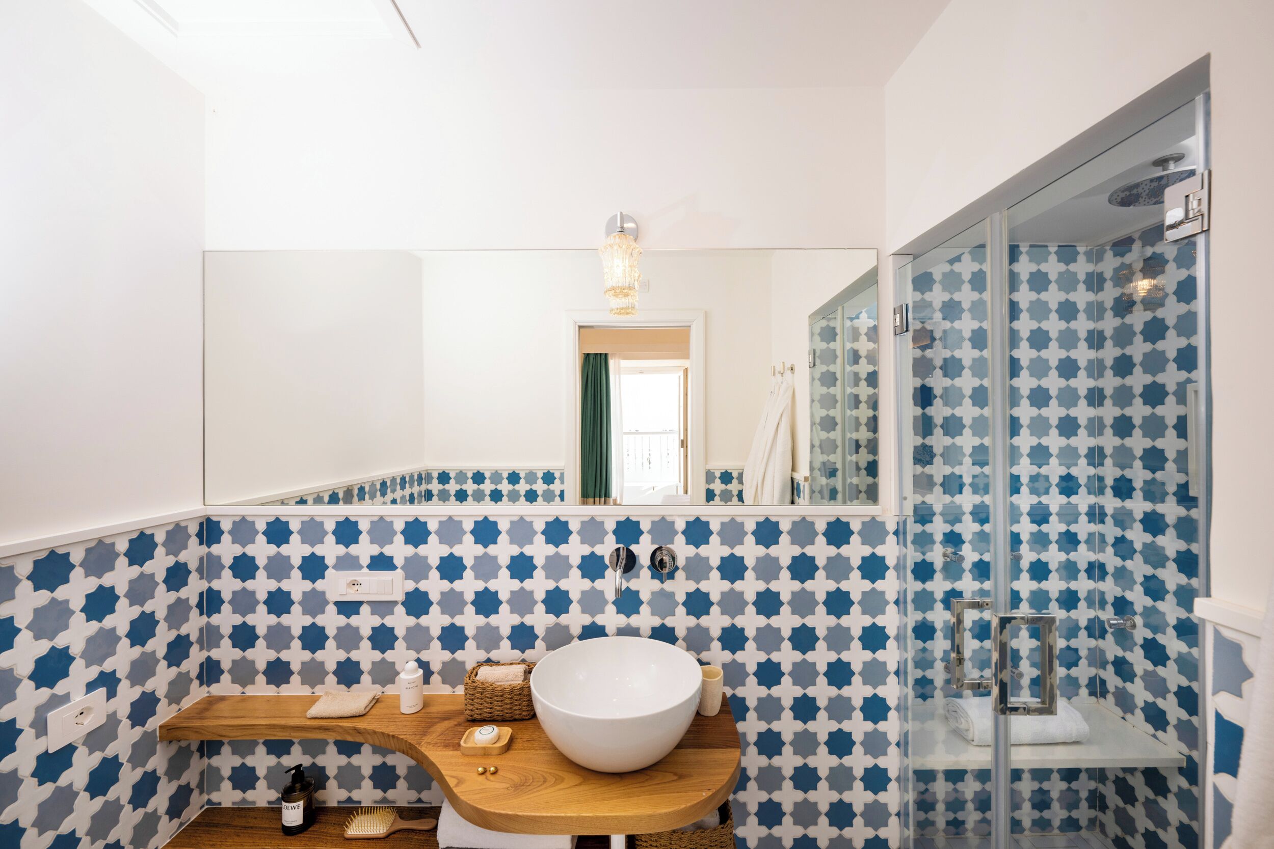 Rumah Deluks | Kamar mandi | Shower, perlengkapan mandi gratis, pengering rambut, dan sandal