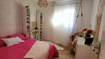 2 chambres, fer et planche à repasser, Wi-Fi, draps fournis