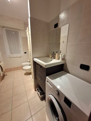 Shower, hair dryer, bidet, towels - Studio near Bergamo (Villa d'Almè)