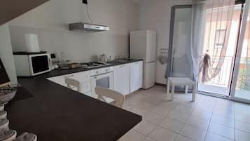 Microondas, horno, placa de cocina, lavavajillas