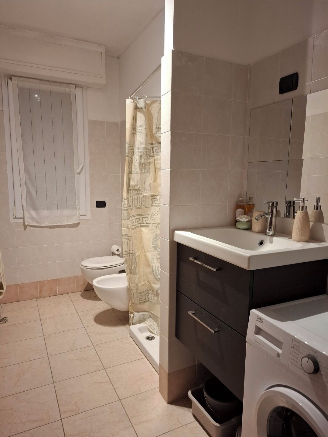 Ducha, secador de pelo, bidet, toallas