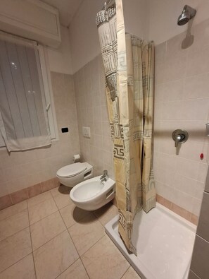 Shower, hair dryer, bidet, towels - Studio near Bergamo (Villa d'Almè)