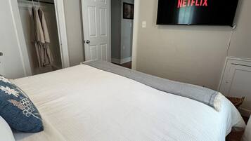 2 bedrooms, desk, iron/ironing board, travel cot