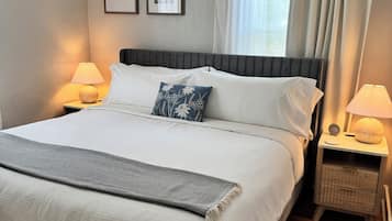 2 chambres, bureau, fer et planche à repasser, lit de bébé portatif