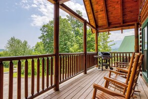 Property grounds - Cozy 2-bedroom cabin in Pigeon Forge with beautiful views of the Smoky Mountains (Pigeon Forge)