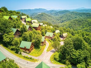 Exterior - Cozy 2-bedroom cabin in Pigeon Forge with beautiful views of the Smoky Mountains (Pigeon Forge)