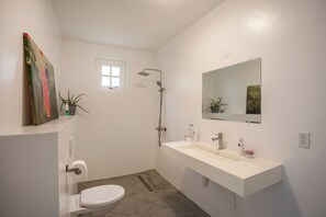 Douche, serviettes fournies, savon, papier toilette