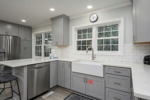 Microondas, horno, parrilla de estufa y lavavajillas 