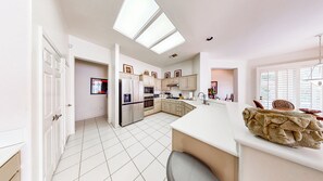 Micro-ondes, four, plaque de cuisson, lave-vaisselle