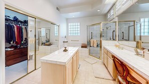 Shower, towels, soap, toilet paper - Sun City Stunner in Palm Desert (Palm Desert)