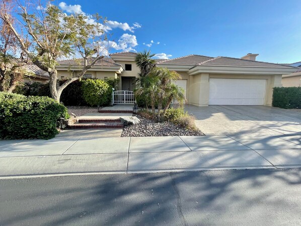 Property grounds - Sun City Stunner in Palm Desert (Palm Desert)