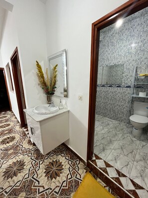 Serviettes fournies, papier toilette