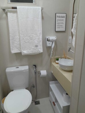 Sèche-cheveux, serviettes fournies, savon, papier toilette